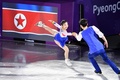 平昌冬季五輪、フィギュアスケートのエキシビションに臨む廉太鈺/金柱希組（2018年2月25日撮影）。(c)AFP/Mladen ANTONOV