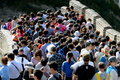 北京（Beijing）郊外の「万里の長城（Great Wall）」上にぎっしり並んだ観光客ら（2012年10月3日撮影）。(c)AFP
