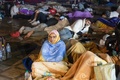 モロッコ・マラケシュで地震発生後に広場に避難した人々（2023年9月9日撮影）。(c)FADEL SENNA / AFP