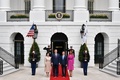 米首都ワシントンにあるホワイトハウスで、韓国の文在寅大統領（中央右）と金正淑夫人（左から2人目）を迎えるドナルド・トランプ米大統領（中央左）とメラニア・トランプ夫人（右から2人目、2019年4月11日撮影）。(c)Nicholas Kamm / AFP