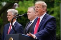 米ホワイトハウスで会見するドナルド・トランプ大統領（右）の脇に立つマイク・ポンペオ国務長官（中央）とロバート・オブライエン大統領補佐官（国家安全保障問題担当、2020年5月29日撮影）。(c) MANDEL NGAN / AFP