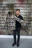 仏パリで行ったアートパフォーマンスで着用したジャケットを持ち、ポーズをとる中国人アーティストの劉勃麟氏（2015年3月19日撮影）。AFP/THOMAS SAMSON