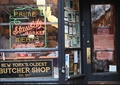 閉店などと書かれた張り紙のある肉屋。米ニューヨーク・ブルックリンで（2020年3月24日撮影、資料写真）。(c)Angela Weiss / AFP