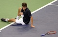 男子テニス、上海マスターズ（2014 Shanghai Rolex Masters）シングルス決勝。転倒するジル・シモン（Gilles Simon、2014年10月12日撮影）。(c)AFP/GOH CHAI HIN