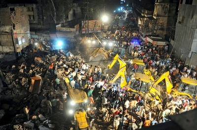 築100年近い建物に車が衝突して倒壊、10人死亡 インド