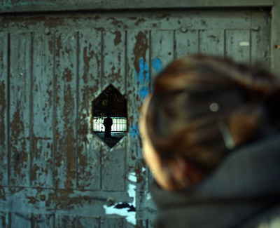 ホロコースト現場にヒトラー像、アート展示に批判 ポーランド