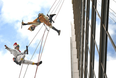 トリからイヌへ「干支の引き継ぎ」、15階建てを窓拭き　東京