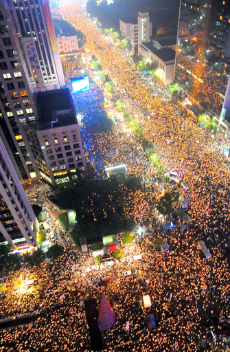 ソウルで大規模な米牛肉輸入再開反対デモ　