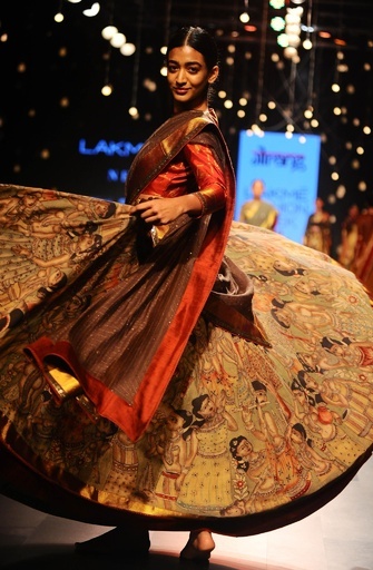 ＜17年秋冬ラクメ・ファッション・ウィーク＞大胆にデザインされたテキスタイルアート「Gaurang」