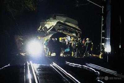 バルセロナ近郊で列車が崩れた擁壁に衝突、1人死亡 スペインで列車事故続く