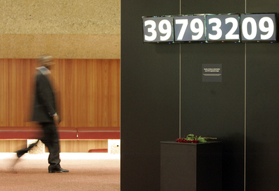 喫煙の死者数刻む「死の時計」、じき4000万人目を表示