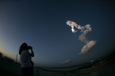 「ディスカバリー」打ち上げ、若田さん宇宙へ