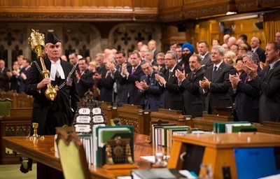 カナダ議事堂銃撃、阻止した守衛官に満場の拍手