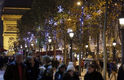 シャンゼリゼ通り彩る雪の結晶、恒例のイルミネーション 仏パリ