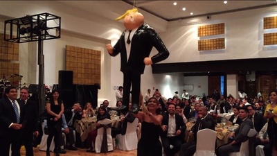 メキシコの議員ら、トランプ氏の人形をめった打ち 動画が拡散