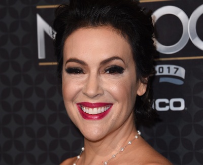 性的被害「私も」 米女優の呼び掛けに世界中の女性が声上げる