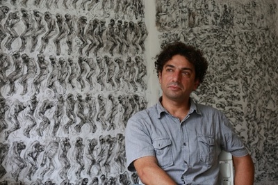 仏に亡命のシリア美術教師、拷問の恐怖を描く