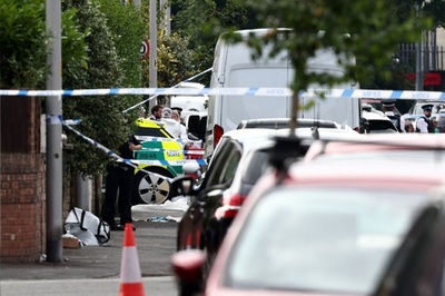 刃物でダンス教室襲撃、子ども2人死亡 17歳少年を逮捕 英