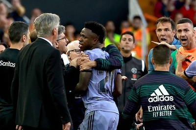 ビニシウスへのレッドカード撤回、差別受けたバレンシア戦で退場