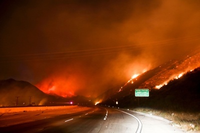 米カリフォルニア州、山火事で非常事態宣言 8万2000人が避難