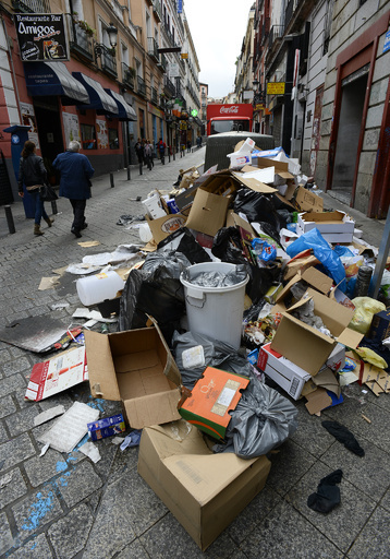 マドリードで清掃員がストライキ、ごみあふれる