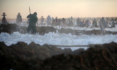 奇妙な「人形」の正体は墓地から掘り起こした白骨遺体、ロシア