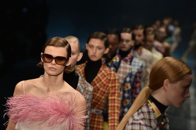 「プラダ」17年春夏