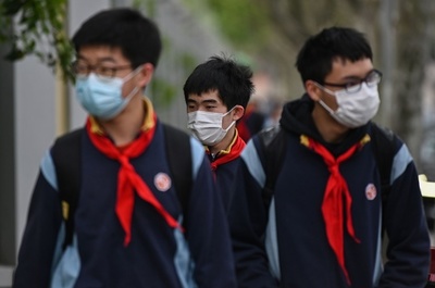 中国、北京と上海で学校再開 一部生徒数万人が登校