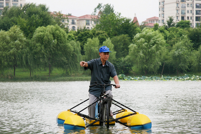 廃材活用ならお任せ、自慢のお手製水上バイクを披露 中国