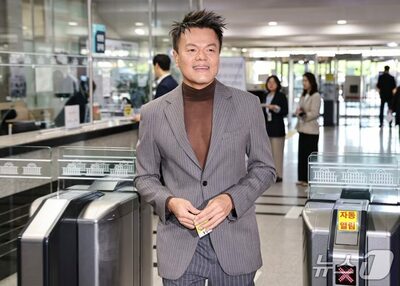 韓国・国会に「肌が透けるシースルー」で登場…音楽界の大物が着た“攻めたインナー”に与野党で賛否