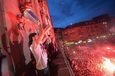 EL制覇のフランクフルトが凱旋 地元サポーターに優勝報告