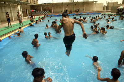 バグダッド、プールで遊ぶ子どもたち