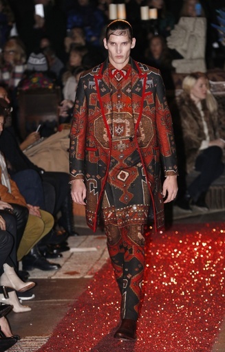 赤と黒で表現するダークな世界観、「ジバンシィ」15/16年秋冬メンズ