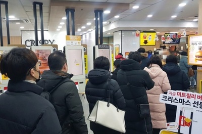 氷点下11度でも早朝“オープンラン”…韓国マクドナルドが無料コーヒー