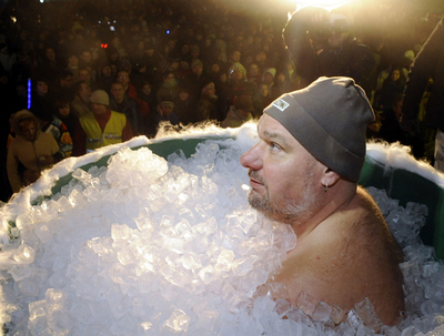 ひんやり大晦日、氷入りのたるに入ってギネスに挑戦