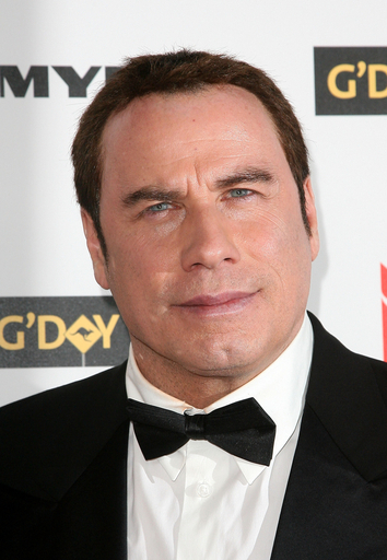 J・トラヴォルタ、自身の操縦する飛行機でハイチ支援