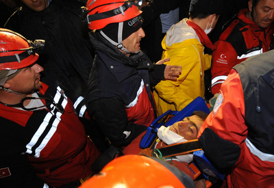 がれきの下に100時間超、18歳少年救出 雪のなか支援は不足 トルコ