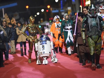 米ハリウッドでクリスマスパレード、人気映画キャラクターも登場