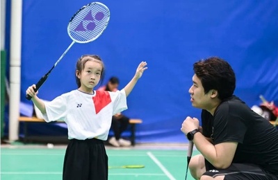 バドミントン館で母親を手伝う中国の女の子 練習開始 中国