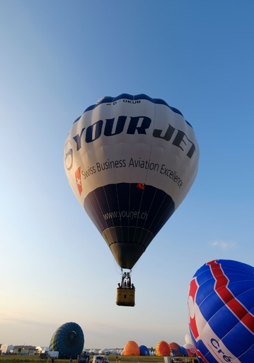 青空に色とりどりの熱気球、フランスで国際熱気球大会