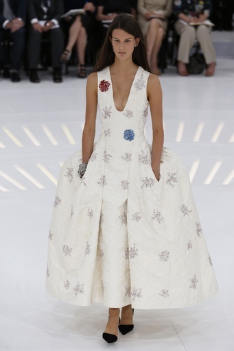 過去の中にあるモダニティー、「ディオール」14/15年秋冬オートクチュール