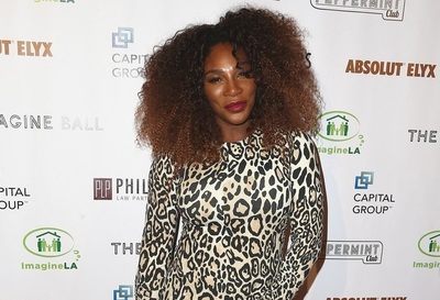 トップレスのセレーナが熱唱、乳がん啓発動画がネットで話題に