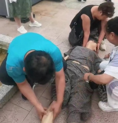 中国人医師 マレーシアで伝統医学の「点穴法」を緊急施術