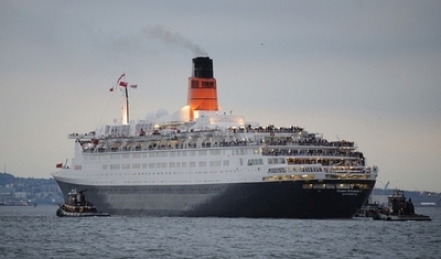 豪華客船クイーン・エリザベス2世号、最後の帰港中に一時座礁