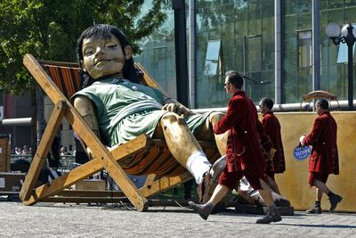 ロワイヤル・ド・リュクスが首都の街中に出現! - チリ