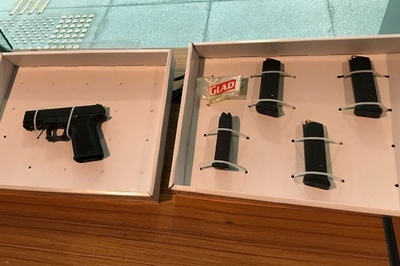 香港警察、拳銃や日本刀押収と発表 抗議グループが攻撃を計画と主張