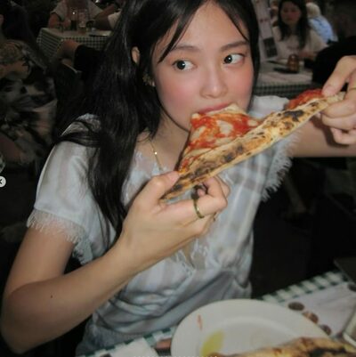 BLACKPINKジェニー、巨大ピザとの“格闘”ショットが話題に
