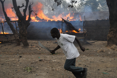 ケニア西部で民族間の武力衝突、15人死亡　夜間外出禁止令も