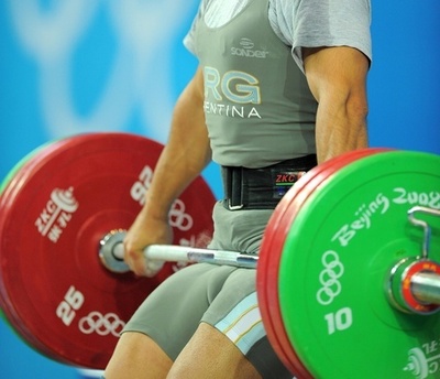 「重量挙げ選手」の胃にコカイン、全身スキャナーであえなく逮捕