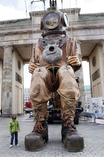 延べ150万人以上が「鑑賞」、ベルリンの巨大操り人形劇